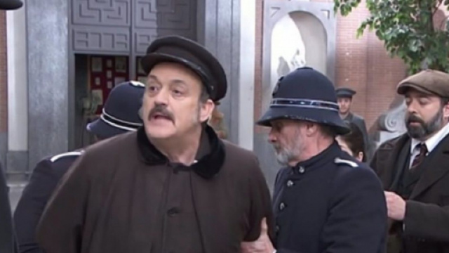 Una Vita, spoiler 2-8 agosto: il commissario Mendez interrogherà Cesareo e lo arresterà.