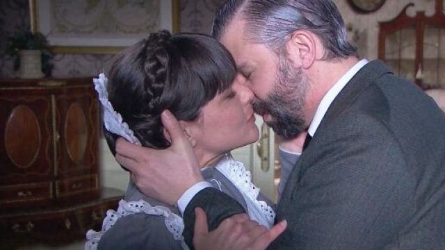 Una vita, spoiler Spagna: Laura sempre più presa da Felipe immagina di sedurlo.