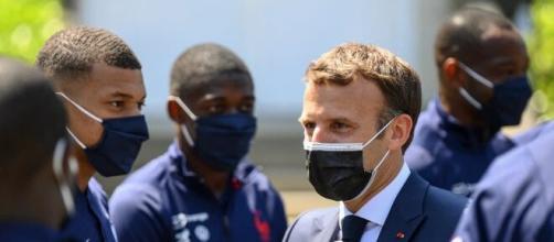Les Bleus visités par le président de la République Emmanuel Macron - Source : capture d'écran, RMC Sport BFMTV