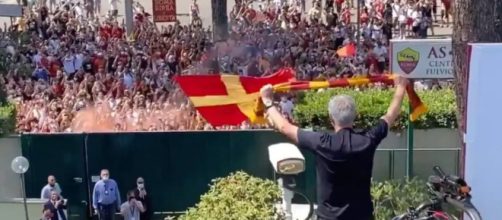 José Mourinho saluta i tifosi della Roma dal centro sportivo di Trigoria.