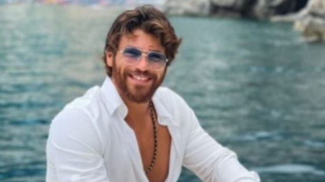 Can Yaman fa una gaffe e indossa la mascherina sbagliata per tifare l'Italia agli Europei.