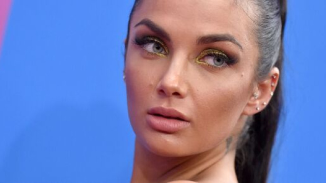 Elettra Lamborghini: voglia di mangiare del cocco mentre guarda Temptation Island.