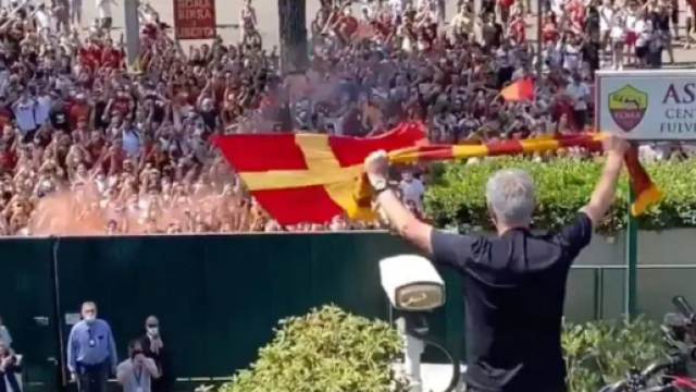Jos&eacute; Mourinho saluta i tifosi della Roma dal centro sportivo di Trigoria.