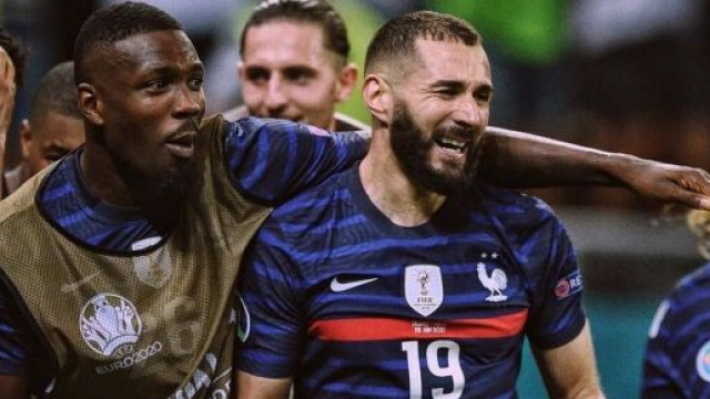 Karim Benzema accompagné par ses coéquipiers de l'EdF - Source : capture d'écran, Twitter @L_interiste_