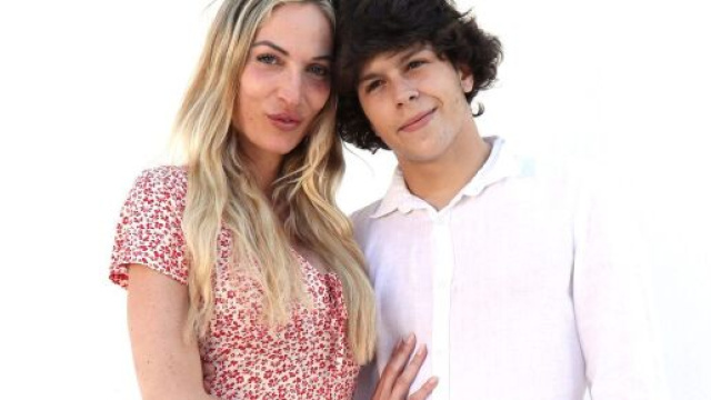 Temptation Island: Tommaso sotto le coperte con una tentatrice.