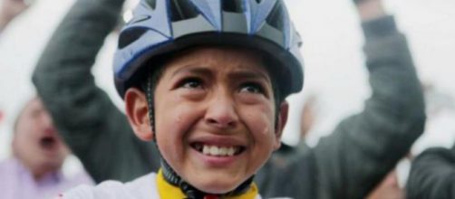 Julián Esteban conmocionó a todos con su emoción por la victoria de Egan Bernal en el Tour de Francia de 2019 - Twitter (@@farozciclismo1)
