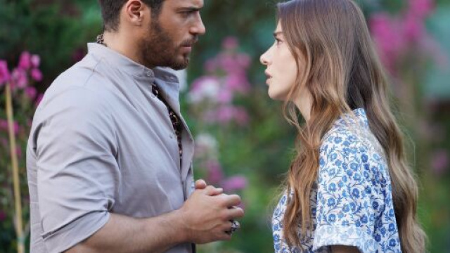 Mr Wrong, anticipazioni puntata del 20 luglio: Ozgur farà la proposta di matrimonio a Ezgi.