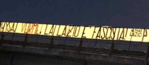 'Parasite, la Lazio est fasciste', la banderole des Ultras répond à Elseid Hysaj - Source : capture Youtube