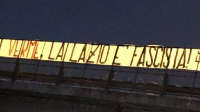 'Parasite, la Lazio est fasciste', la banderole des Ultras répond à Elseid Hysaj - Source : capture Youtube