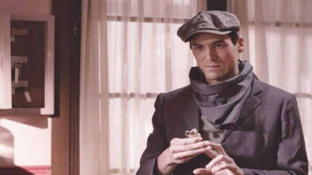 Una Vita anticipazioni spagnole: Santiago torna nel quartiere con intenzioni oscure.