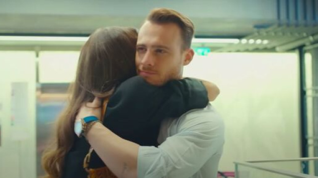 Love is in the air, anticipazioni al 30 luglio: Serkan arrabbiato rompe con un pugno un tavolo in vetro.