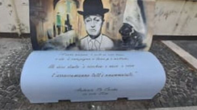 Panchine letterarie in ricordo di Totò, Eduardo e Massimo Troisi.