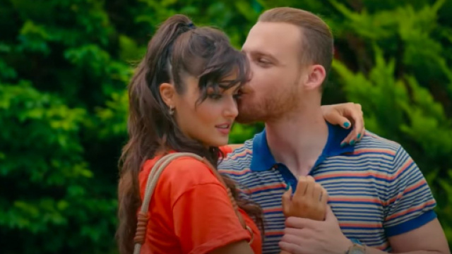 Sen Çal Kapımı spoiler 2ª stagione: Serkan vuole sapere dove Eda si è rifatta il tatuaggio.