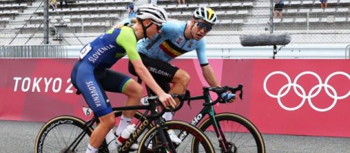 Tadej Pogacar con Wout van Aert all'arrivo della corsa olimpica