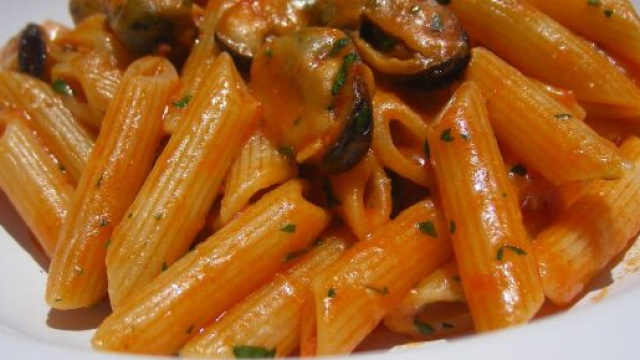 Penne con cozze allo zafferano, un primo piatto appetitoso.