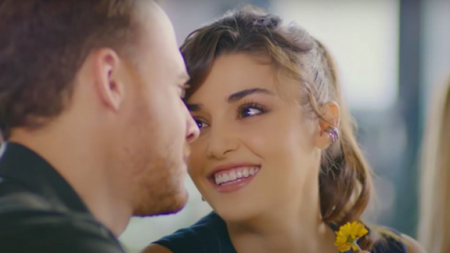 Love is in the air, anticipazioni 29 luglio: Selin gelosa di Ceren, le sente dire che Ferit è 'carino'.