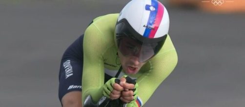 Primoz Roglic impegnato nella cronometro di Tokyo 2020.