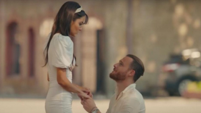 Sen Çal Kapımı episodio 47, anticipazioni: Serkan chiede a Eda di sposarlo.