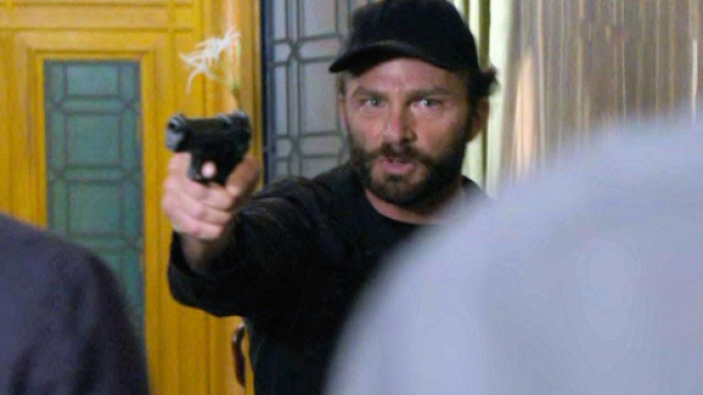 Un posto al sole, Pietro Abbate (Simon Grechi), minaccia Roberto (Riccardo Polizzy Carbonelli) e Filippo (Michelangelo Tommaso).