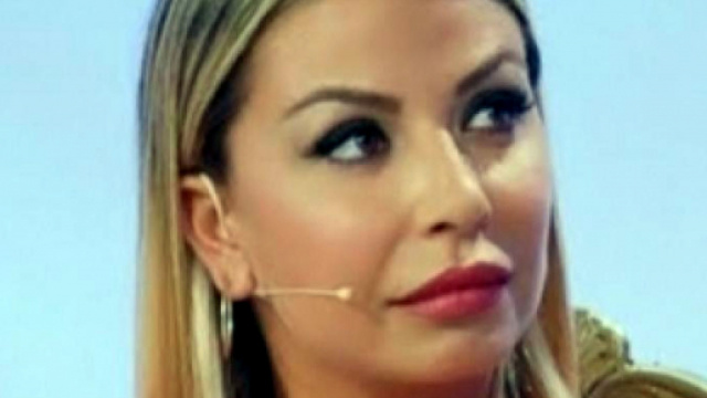 Da Amici a Uomini e donne, Sabrina Ghio &egrave; stata picchiata dal compagno Carlo.