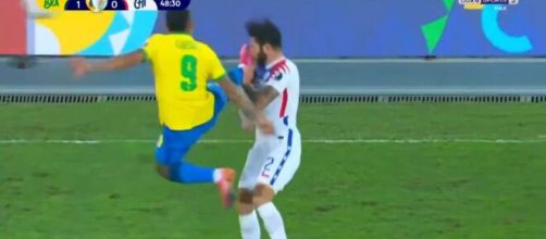 L’attaquant brésilien Gabriel Jesus a réalisé un geste dangereux lors du match opposant sa sélection au Chili - Source : capture, Youtube