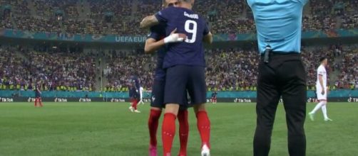 L'accolade entre Olivier Giroud et Karim Benzema - Source : capture d'écran, Twitter @FootMercato