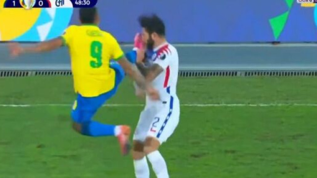 L’attaquant brésilien Gabriel Jesus a réalisé un geste dangereux lors du match opposant sa sélection au Chili - Source : capture, Youtube