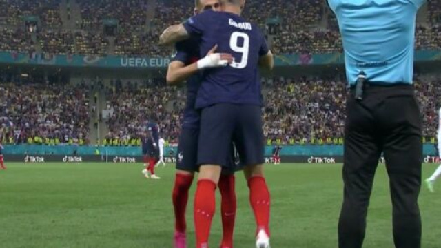L'accolade entre Olivier Giroud et Karim Benzema - Source : capture d'écran, Twitter @FootMercato