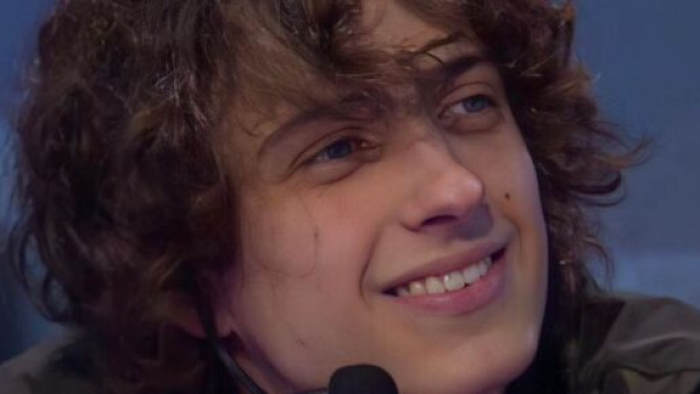 Sangiovanni sarebbe stato invitato in camera da una fan.