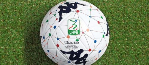 Il pallone ufficiale per la stagione 2021/2022 del campionato di Serie B.