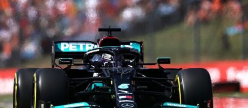 Lewis Hamilton in pole position in Ungheria.