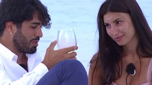 Temptation. news fidanzate/single: Manue e Luciano inscenano un falò, Jessica rivede Basolo.