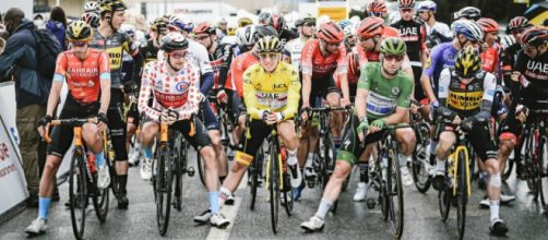 I corridori del Tour de France al via della tappa di Tignes.