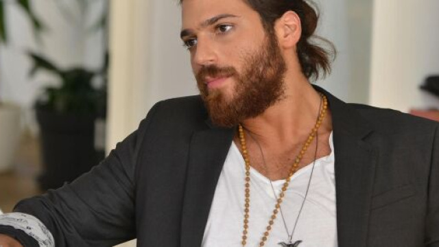 Can Yaman, parole d'amore per la mamma: 'È importante la sua opinione e la sua presenza'.