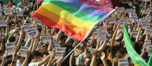 Manifestanti in piazza a favore del Ddl Zan, il disegno di legge contro l'omotransfobia.