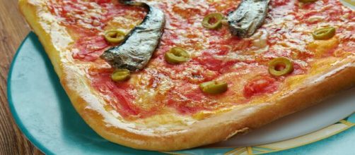 Pizza con le sardine, uno sfizioso antipasto per ogni occasione.