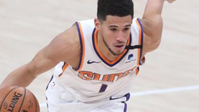 Devin Booker in azione. Sar&agrave; una delle attrazioni principali delle Finals.