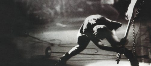 Clash: il basso della copertina di London Calling esposto in un museo.