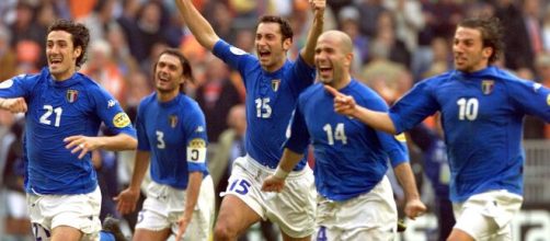 L'Italia esulta dopo aver vinto ai rigori la semifinale di Euro 2000.