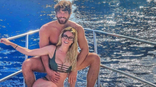 Can e Diletta cedono alla passione travolgente: gli scatti tra 'palpatine' e baci roventi.