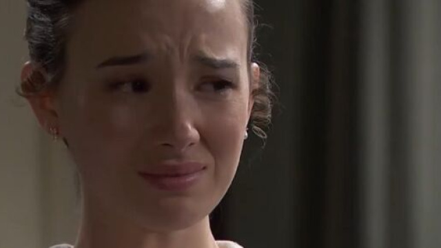 Una vita, trame spagnole: Camino si dà alla fuga a pochi giorni dalle nozze.