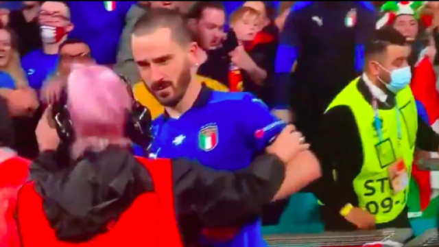 une steward prend Bonucci pour un fan et ne veut pas qu'il revienne sur la pelouse - Source : photo capture d'écran vidéo Twitter