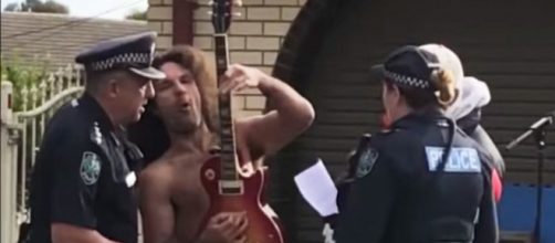 Australia: chitarrista suona in mutande la chitarra e viene arrestato