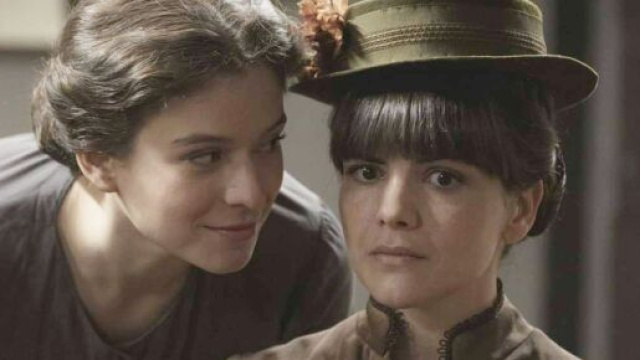 Una vita, trame Spagna: Laura scagiona Cesareo e fa arrestare Genoveva.