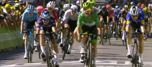 Mark Cavendish vince la tappa di Carcassonne