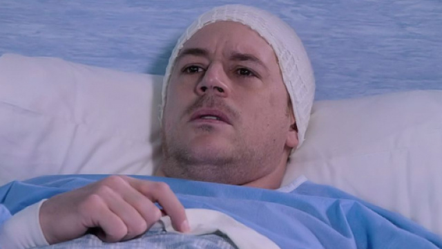 Un posto al sole, Filippo (Michelangelo Tommaso) nel letto di ospedale.