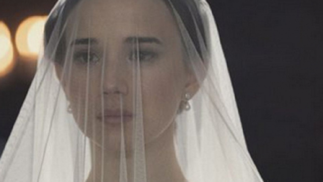 Una vita, trame spagnole: la giovane Pasamar titubante il giorno del suo matrimonio.