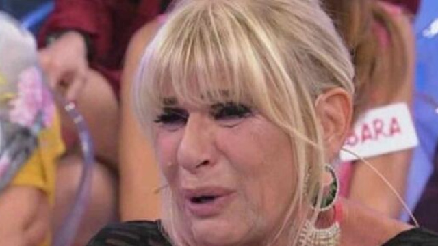 Uomini e Donne, Gemma resta bloccata in ascensore e chiede aiuto su IG: 'Si è fermato'.