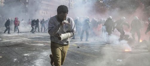 John David Washington em cena de 'Beckett' (Divulgação/Netflix)