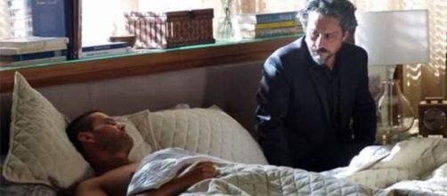 Maurílio na cama de Zé Alfredo em 'Império' (Reprodução/TV Globo)